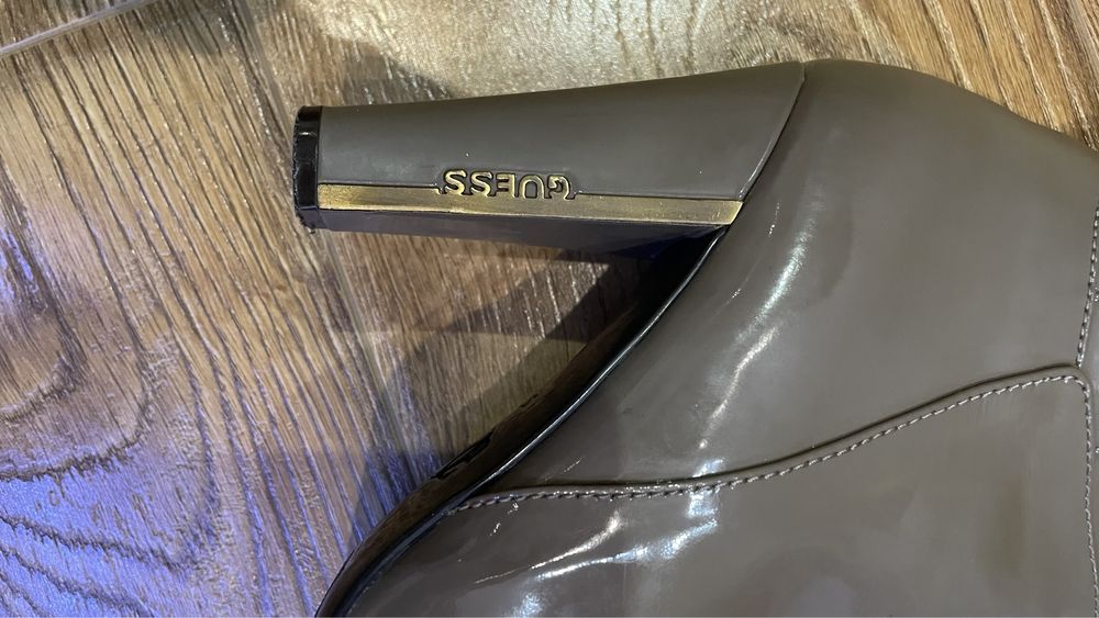 Лакированные сапоги Guess