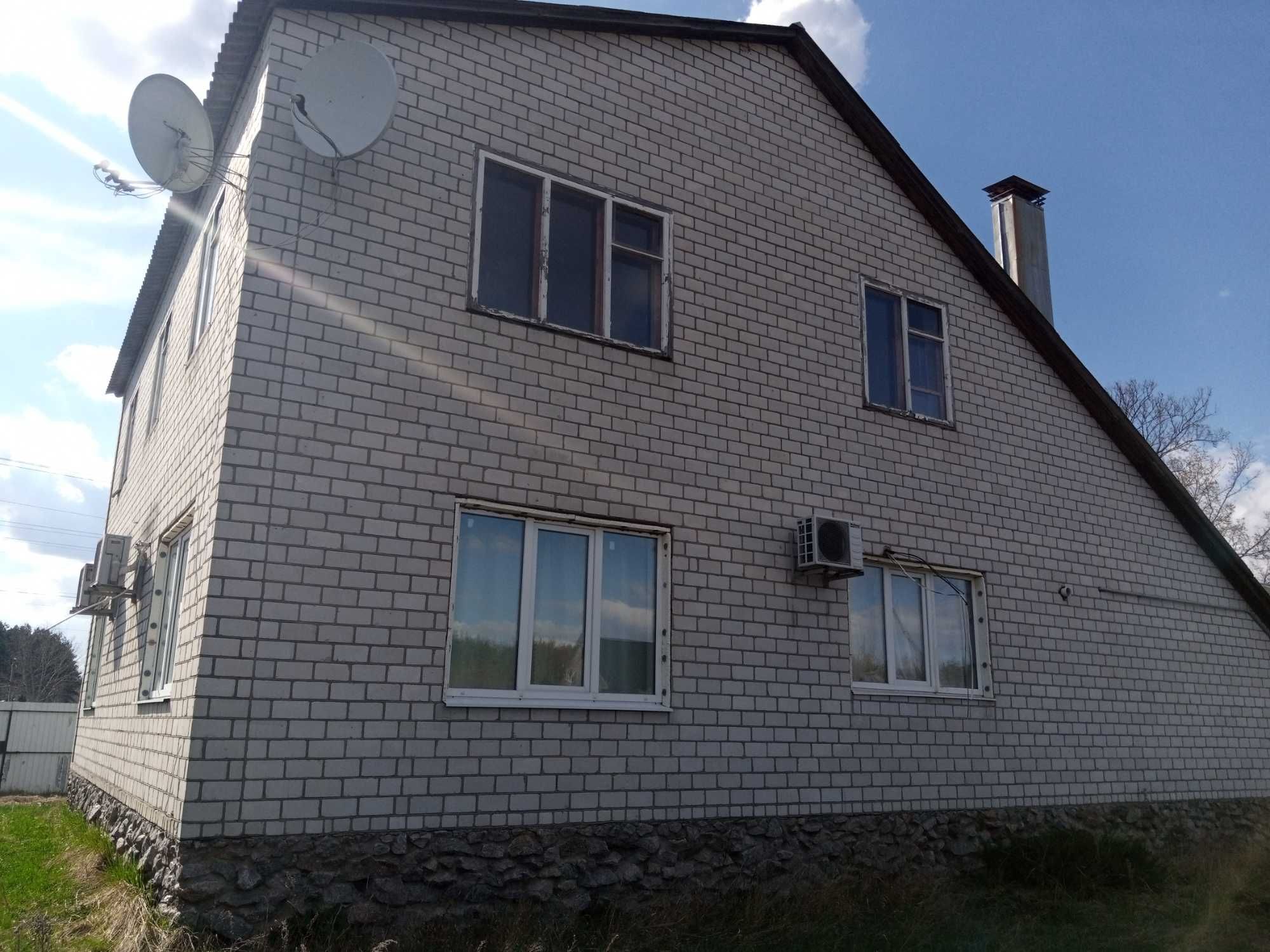 Продаю 2эт современный дом г Мерефа 15 соток рядом сосновый бор и река