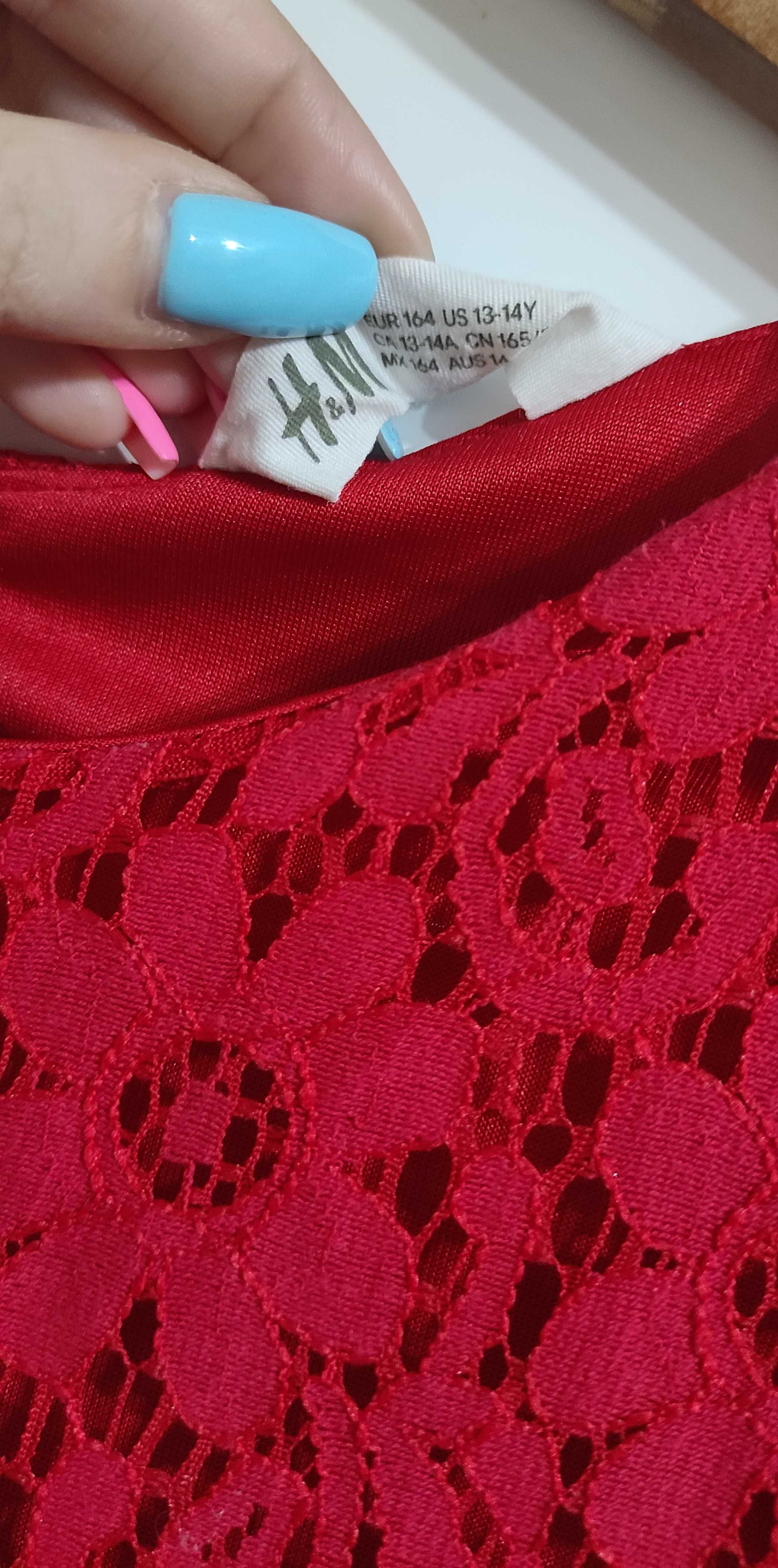 Sukienka czerwona H&M koronkowa koronka rozkloszowana