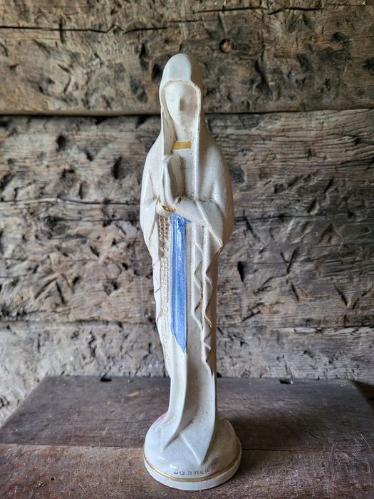 Porcelanowa figurka Maryja Banneux Matka Boża Ubogich