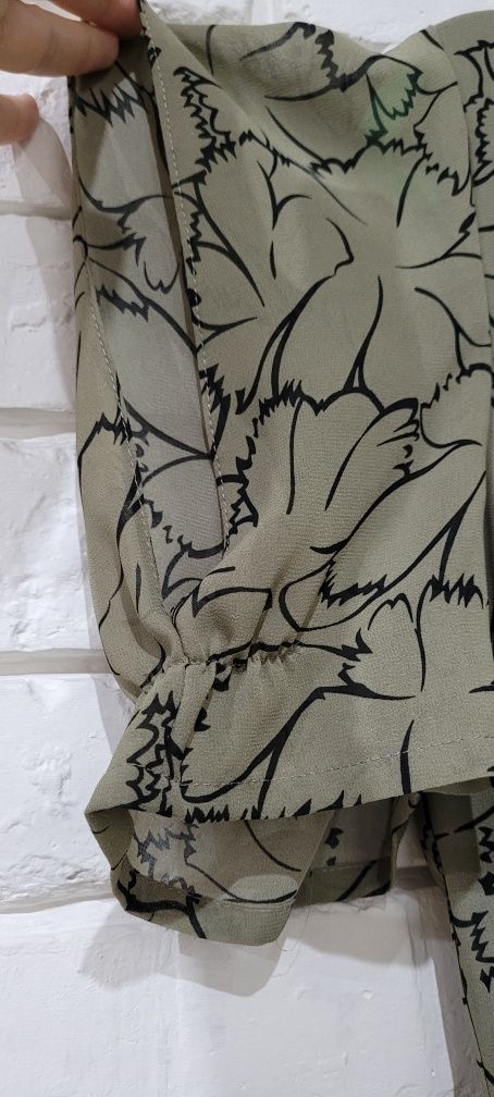 Elegancka sukienka khaki w czarne kwiaty r40 makalu