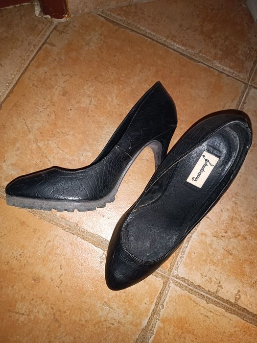 Sapatos altos pretos em pele