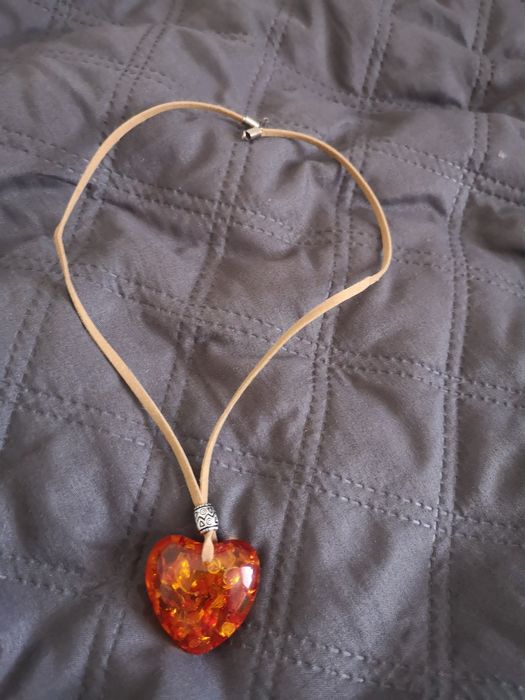 Łańcuszek na rzemyku z imitacją bursztynu w kształcie serca