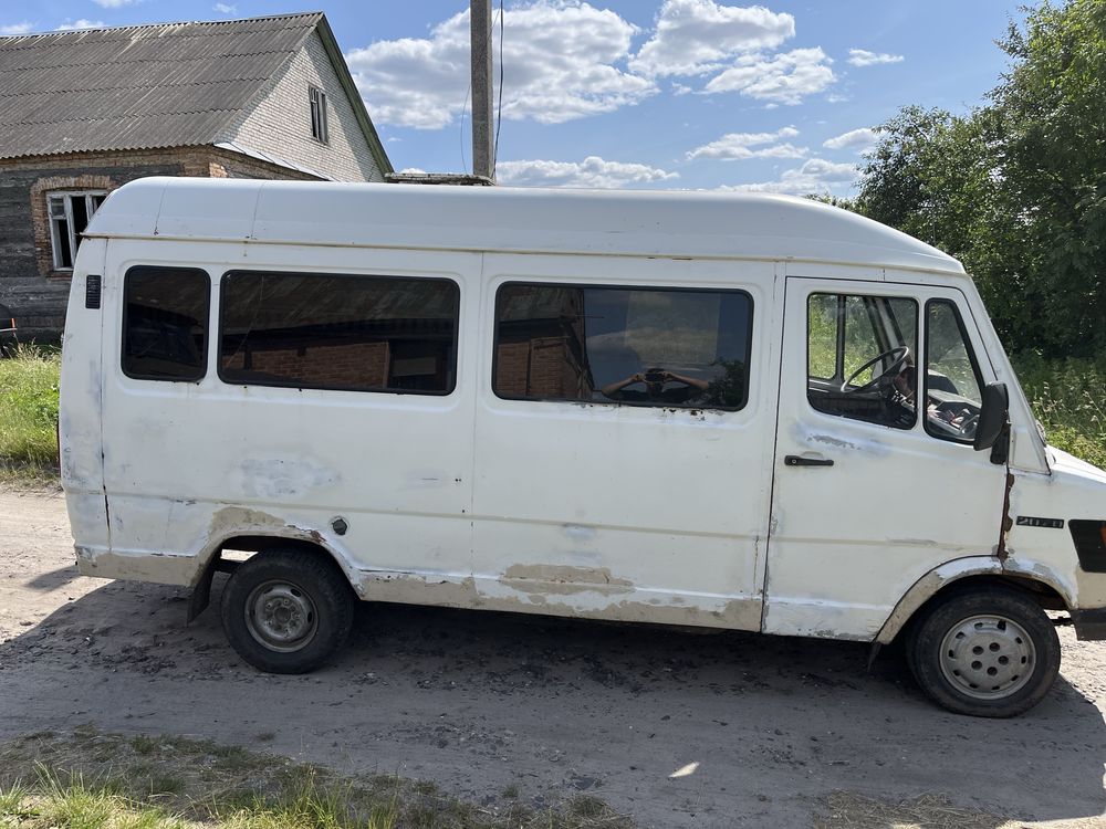 Продам бус Mercedes-Benz 207D