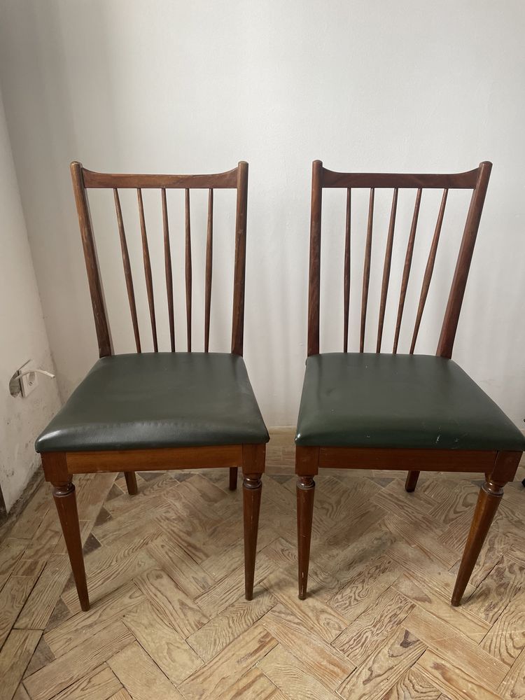 Cadeiras vintage em madeira