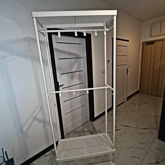 Otwarta szafa na ubrania Ikea