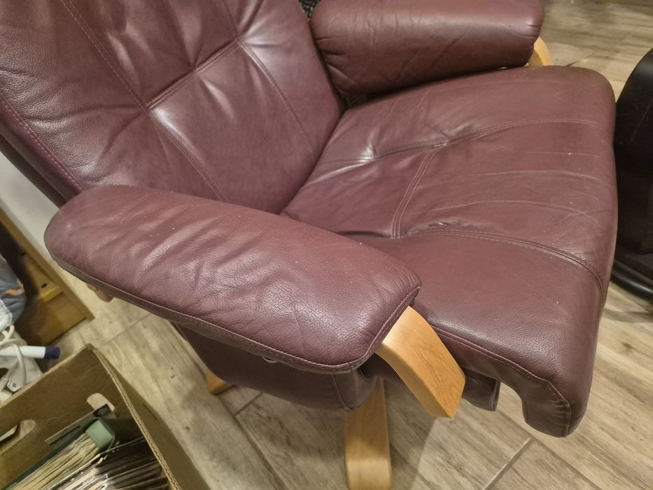 Fotel skórzany Stressless Admiral – bordo, drewno, relax