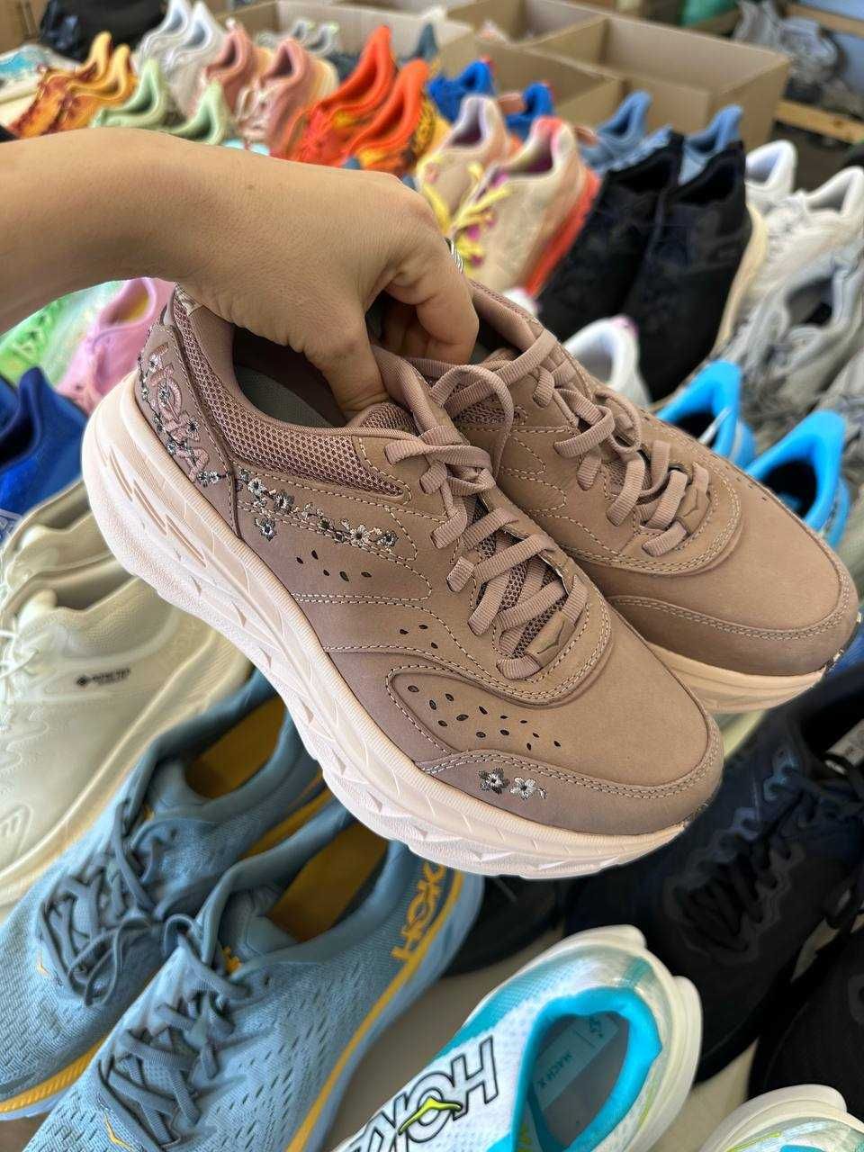 Стокове взуття выд бренду HOKA