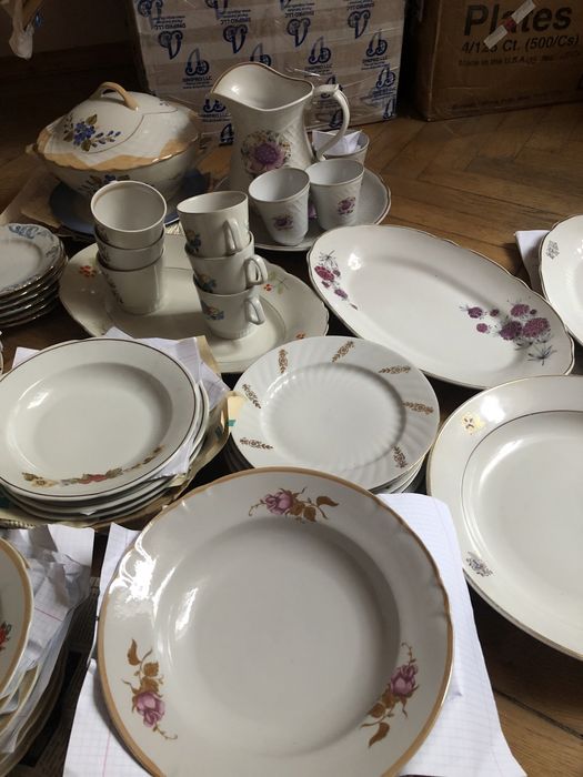 Посуд фарфор тарілки горнятка супниця блюдо глечик