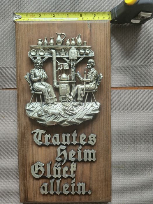 Деревянная табличка с металлическим барельефом и надписью на немецком