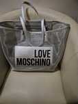 Bolsa Love Moschino prateada