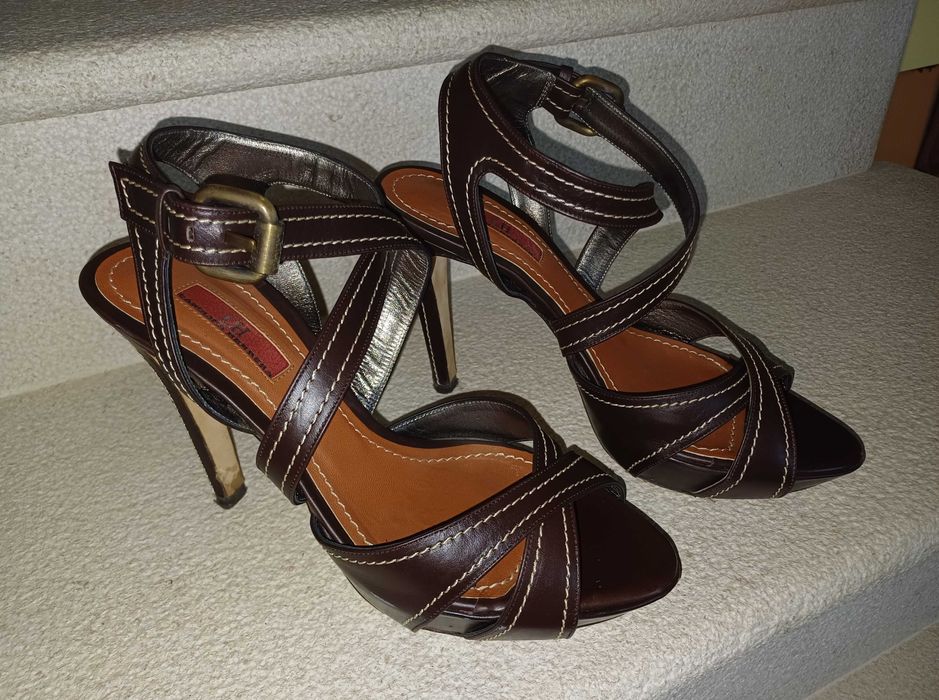 sandalias pele genuína: versace, carolina herrera, hugo boss e furla.