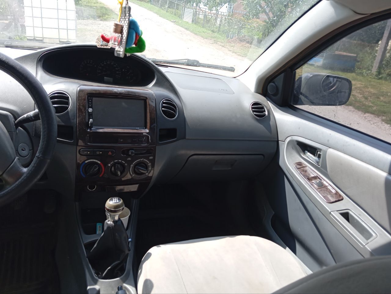 Автомобіль жілі.