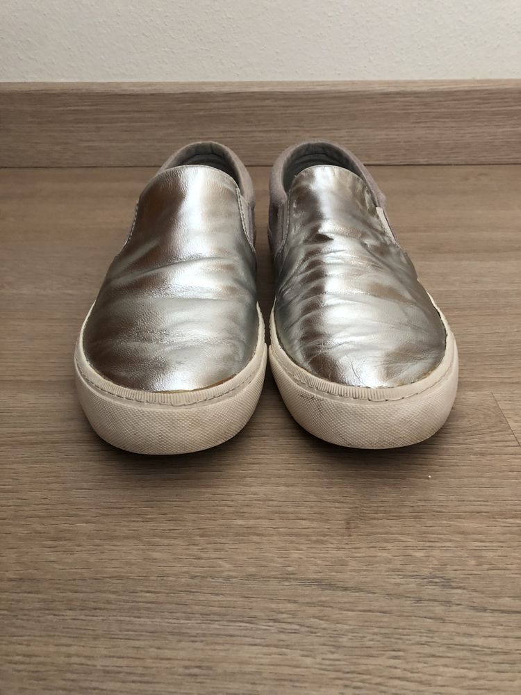 Ténis casuais slip on dourados