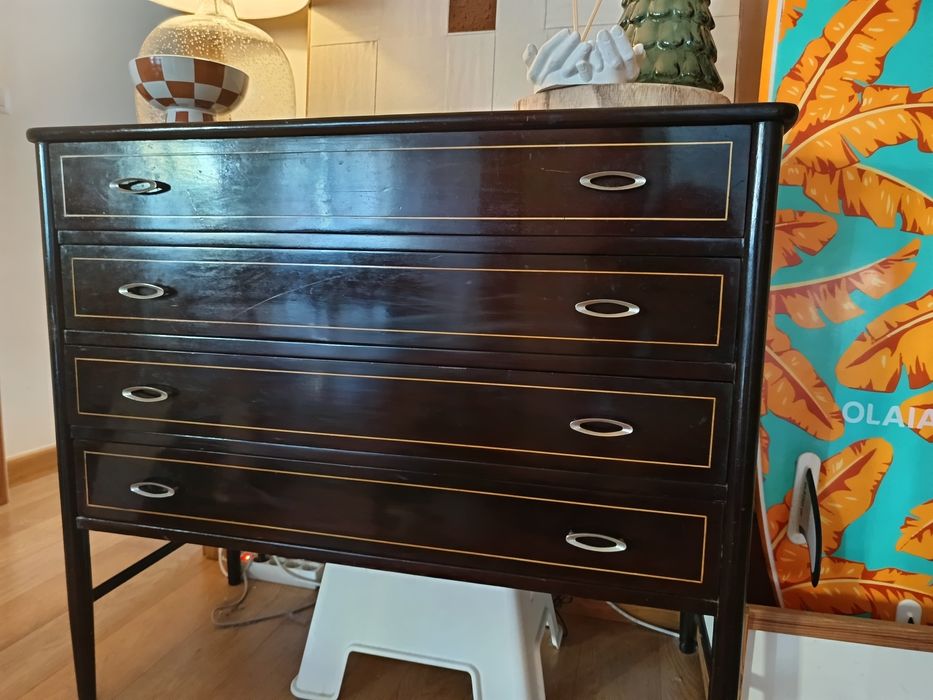 Comoda antiga em madeira