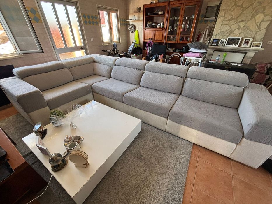 Sofá laskasas 5 lugares grande mais a mesa com gaveta