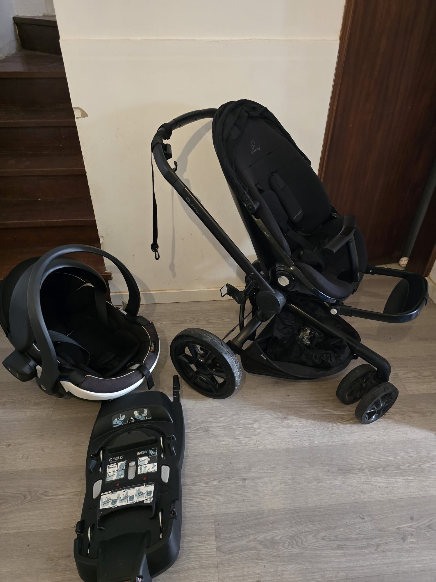 Carrinho Quinny Moodd + Ovo BeSafe iZi Go Modular + Base Isofix — Pack