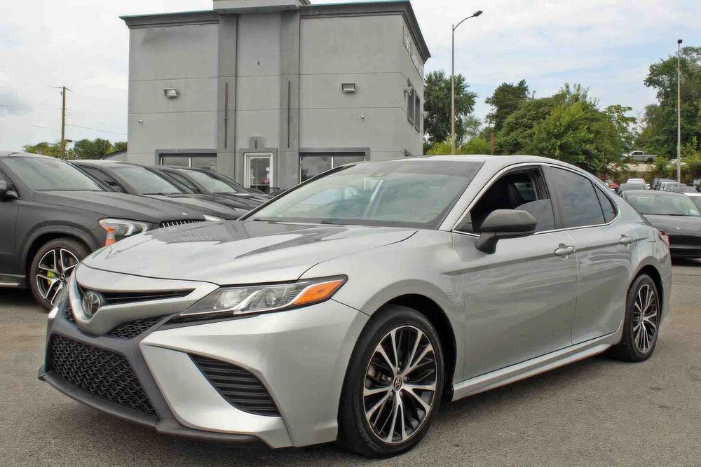 Toyota Camry SE      2020