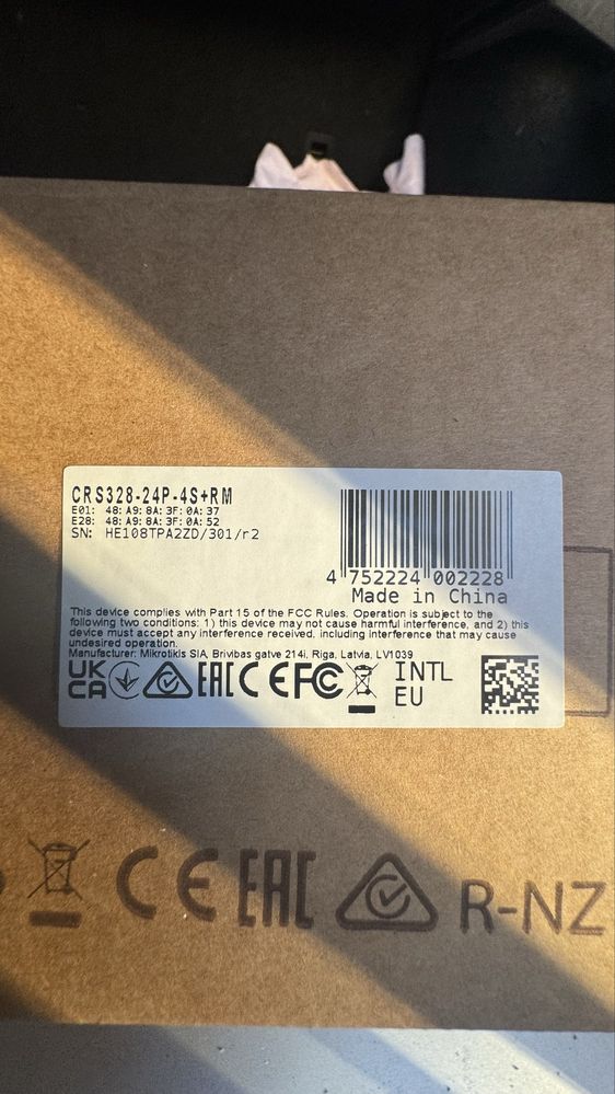 Продам новий комутатор mikrotik та 2 точки доступу mikrotik cap ax