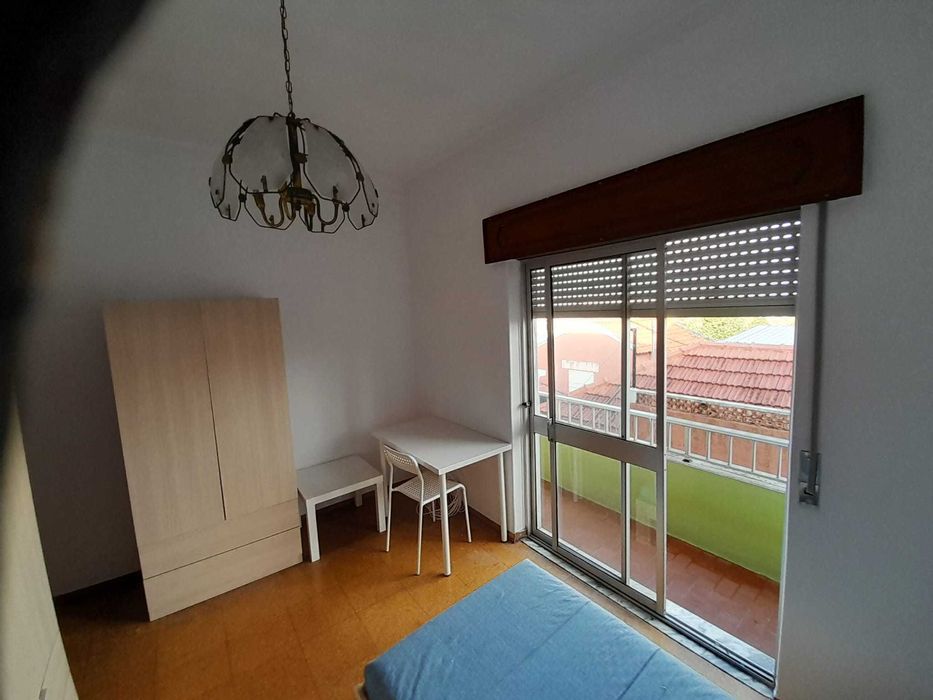 Quarto com varanda em Almada