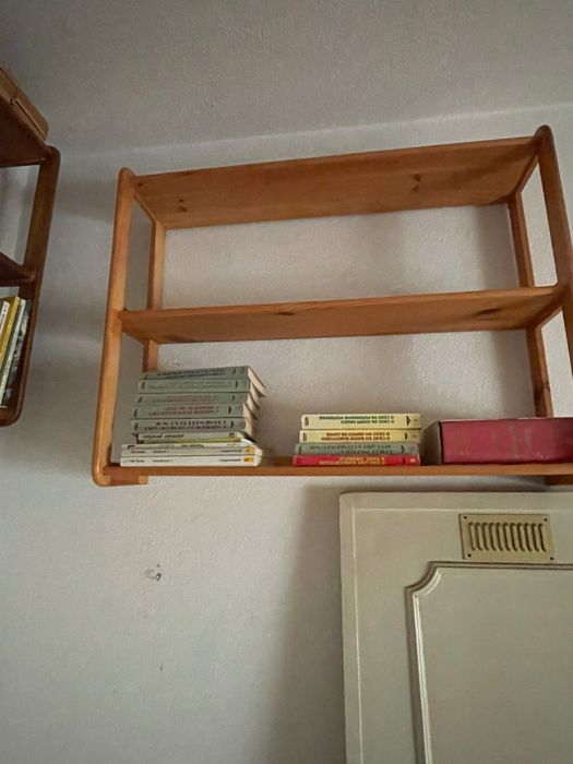 2 estantes de madeira estão em Alverca