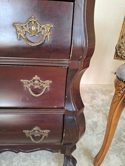 Komoda brzuchatka na lwich nogach