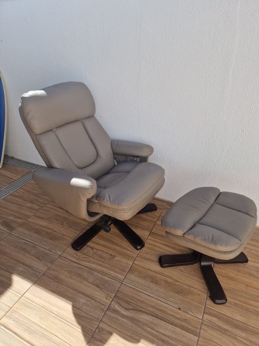 Cada cadeirao 75€ mesa de centro 125€