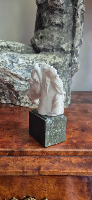 Aukcyjna Rzeźba popiersie konia z marmuru Michał Anioł Włochy antyk