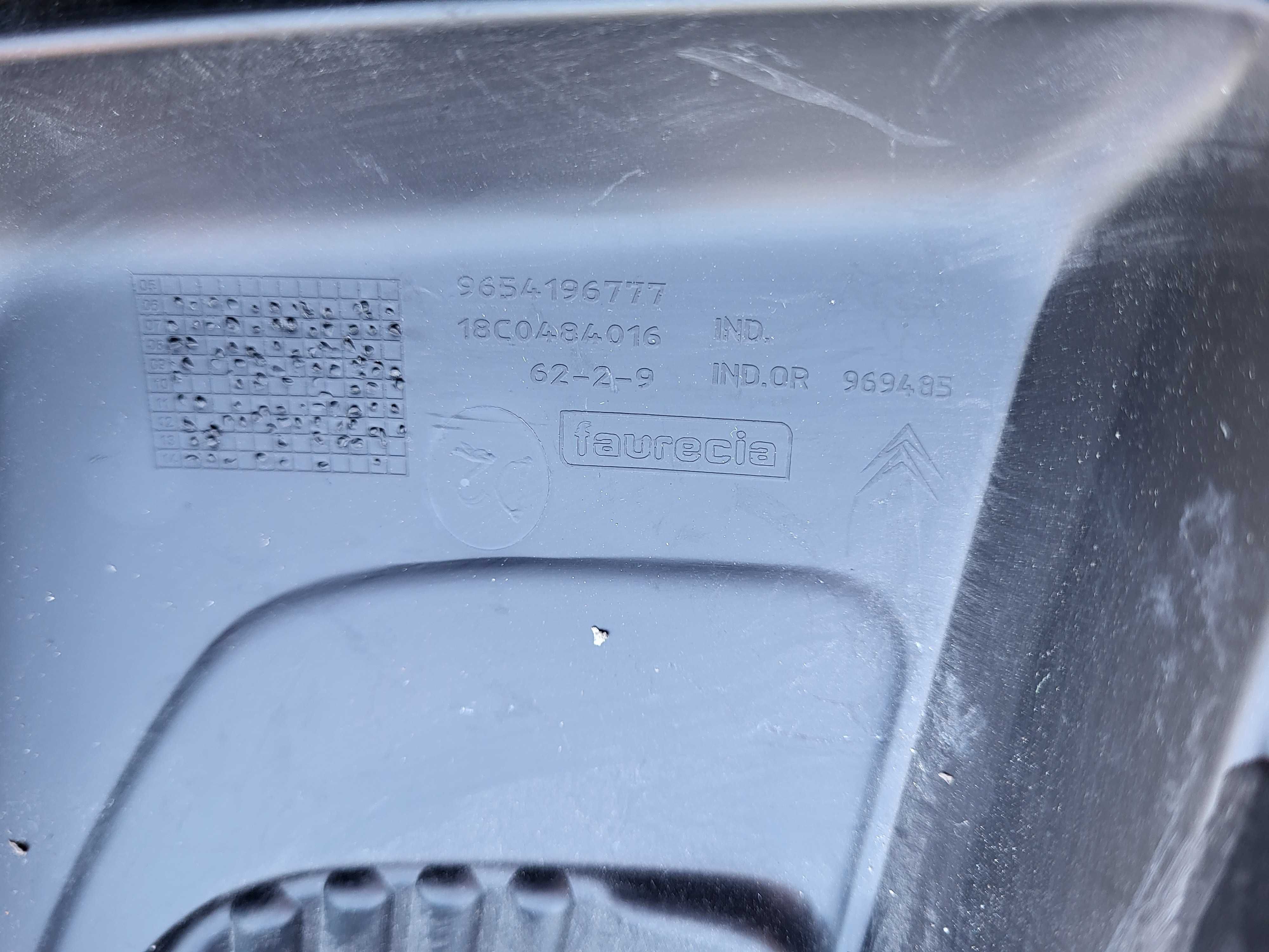 Citroen C4 Grand Picasso kratka halogenu prawa