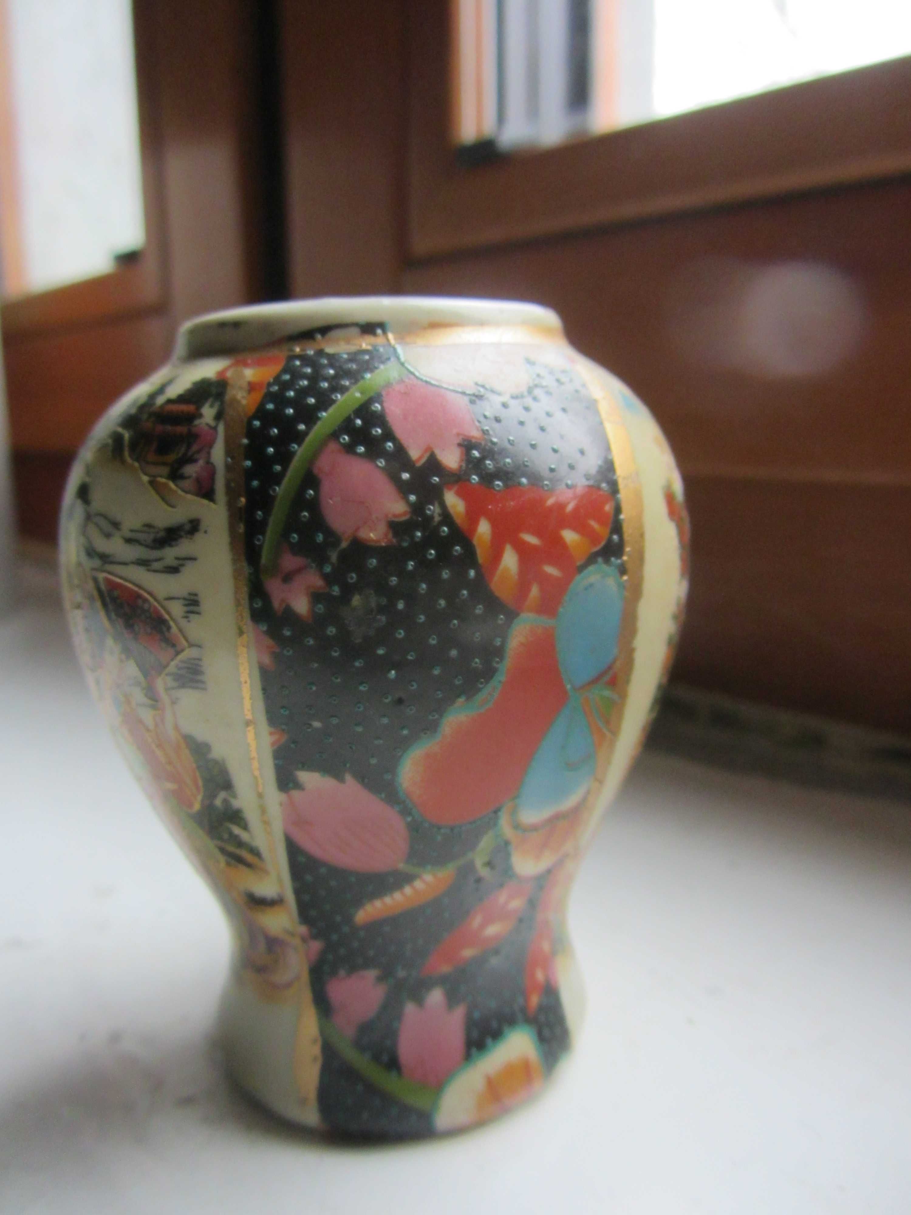 Wazon z chińskiej porcelany, ręcznie malowany, wysokość 9 cm.