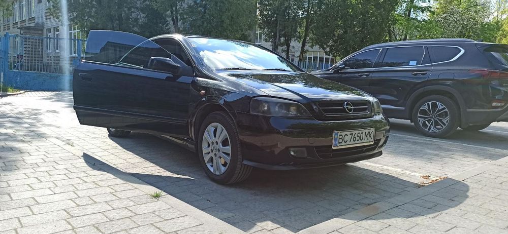 Продаєця авто опель