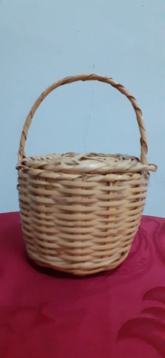 Cesto feito de cana, artesanato típico do Algarve