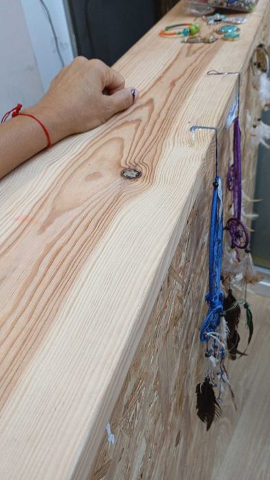 Balcão de madeira disponivel até 27/10/2025