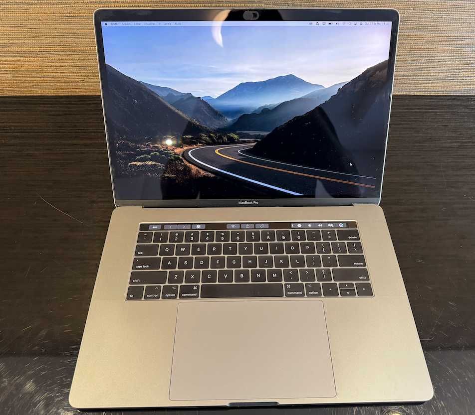 MACBOOK PRO 15-inch 250gb i7 RAM 16GB TOUCH BAR + Teclado