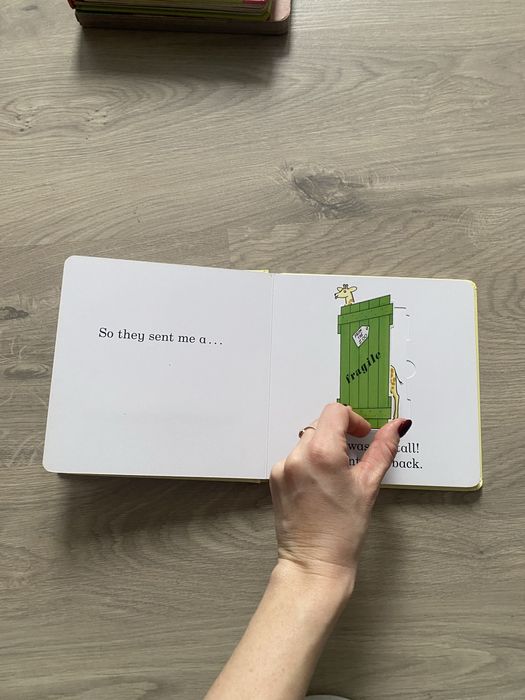 Книга зоопарк з віконцями на англ мові