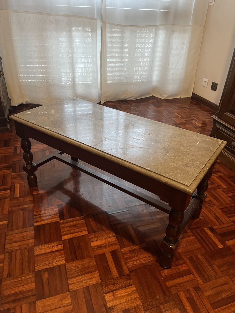 Mesa de centro com tampo em marmore