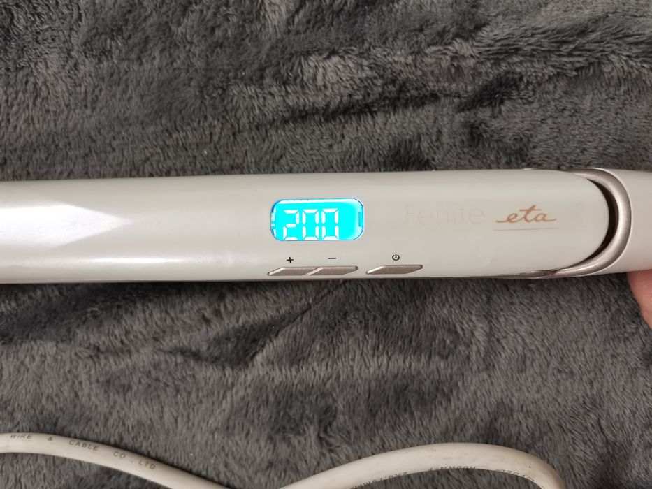 Різні плойки для догляду за волоссям