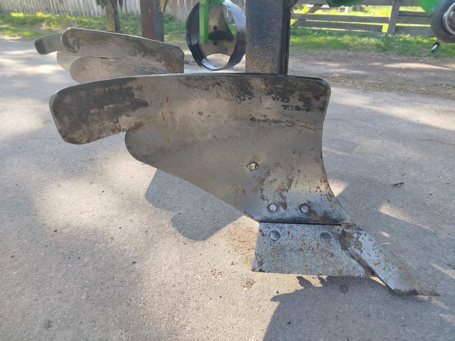 Плуг 3-х корпусний