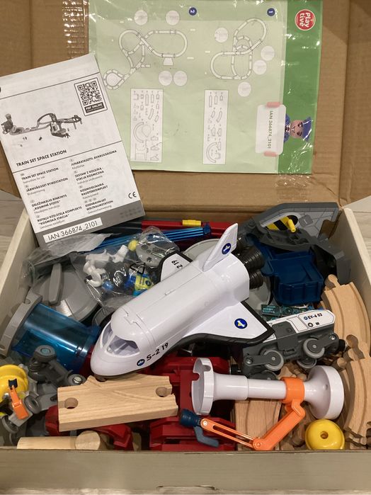 Деревяна залізниця Pley Tive. Космічна станція