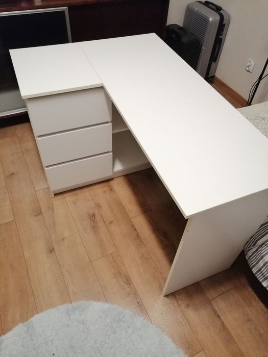 białe biurko narożne