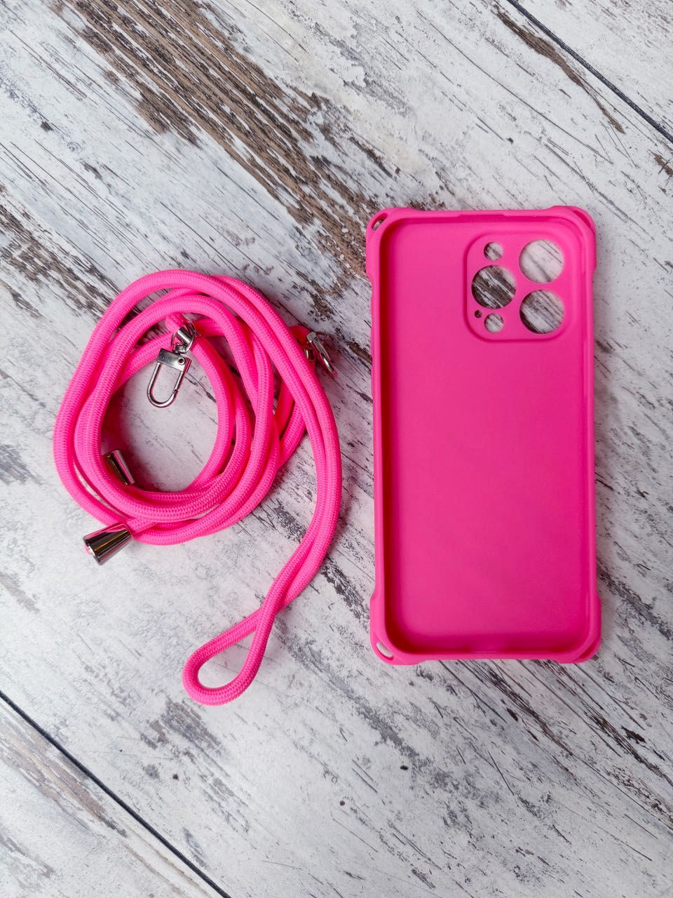 Rozowe etui paskiem cross-body na iPhone 15 max. Super jakosc, nowe.
