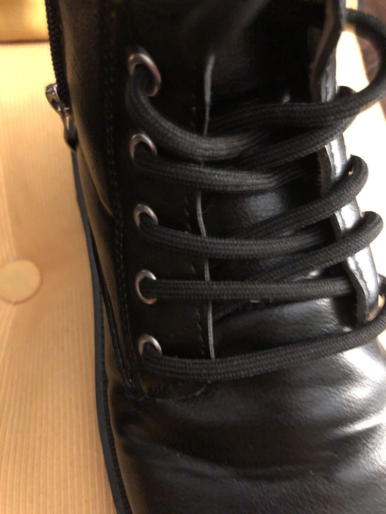 Botas com  atacadores e fechos laterais, usadas
