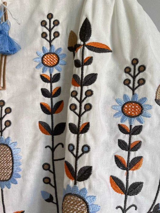 Дитячі вишиванки для дівчинки молочна блуза з довгим рукавом в школу