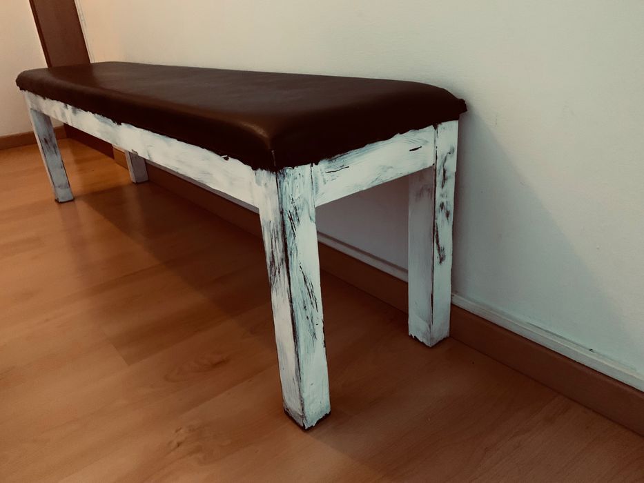 Banco ikea em madeira, com 1.60 estofado em pele