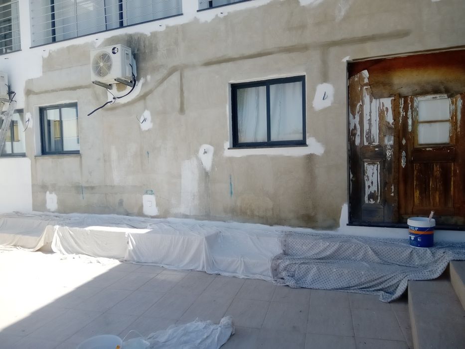 Realizo pequenas obras e pinturas