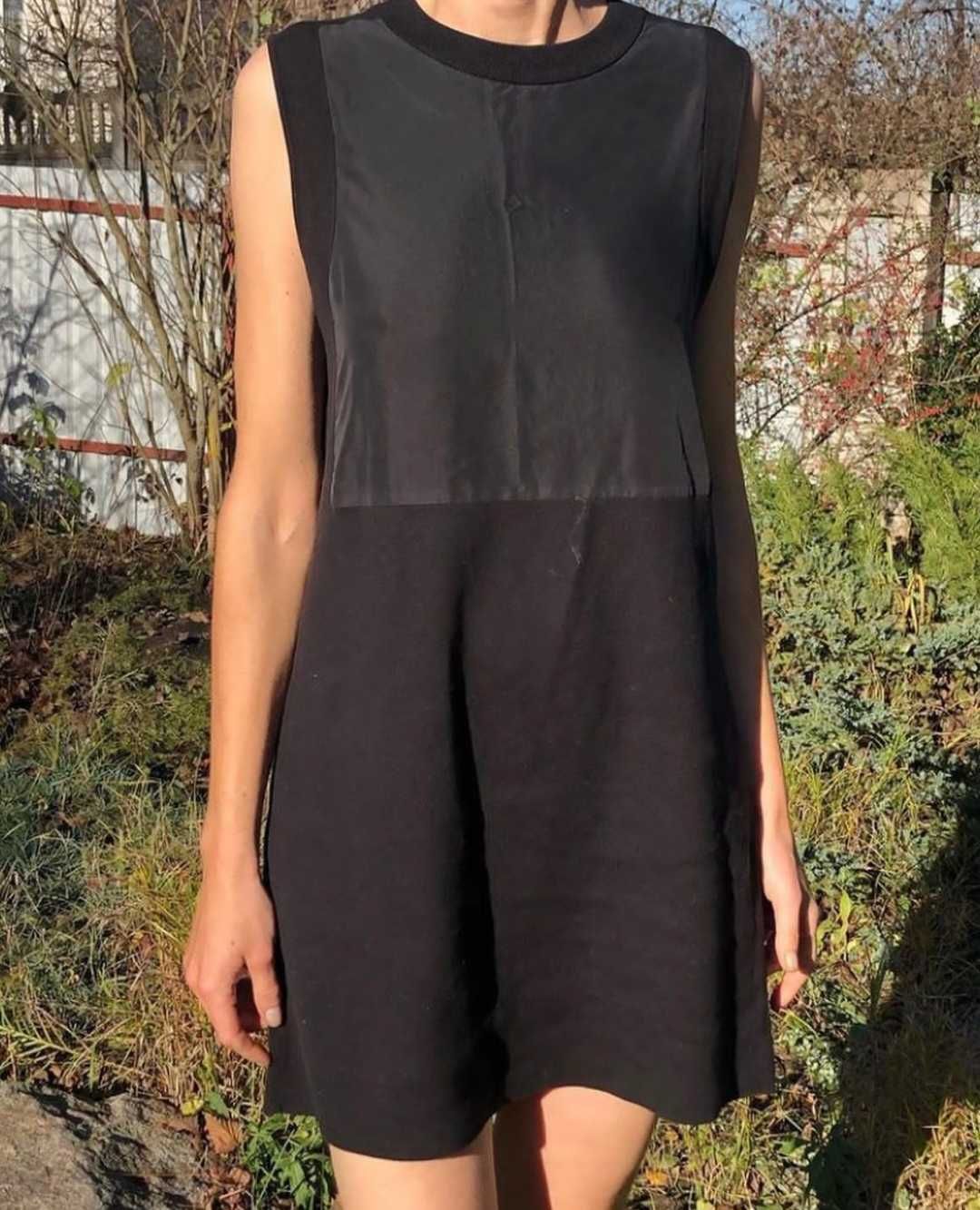 Сукня насиченого чорного кольору від COS