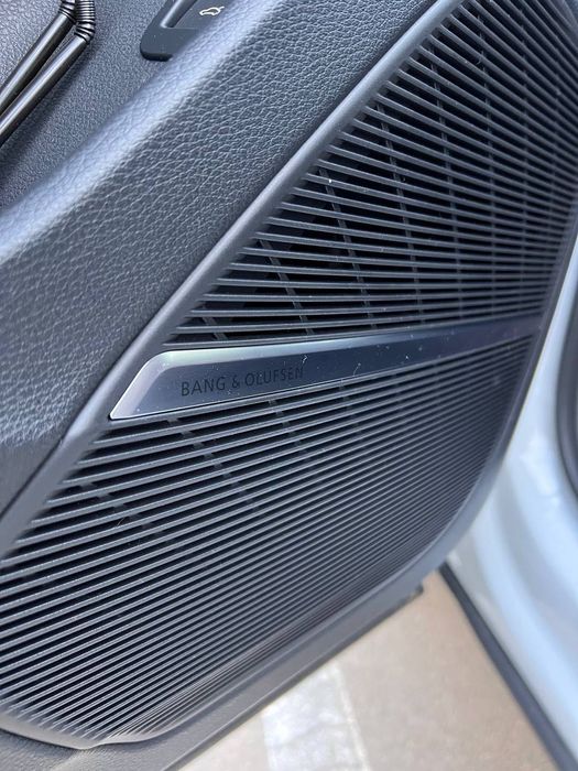 Audi Q7.Quattro Білого кольору кросовер