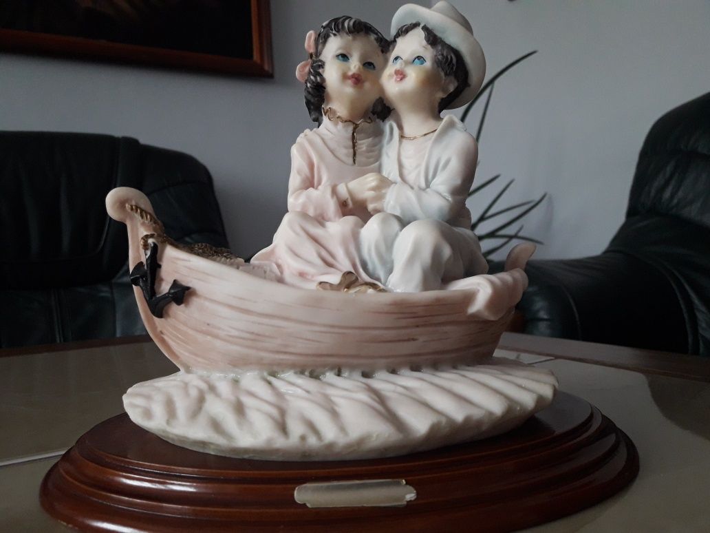 Włoska figurka para zakochanych na łodzi - alabaster