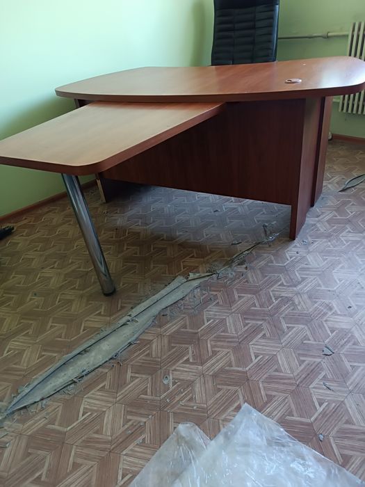 Продам стол директорский