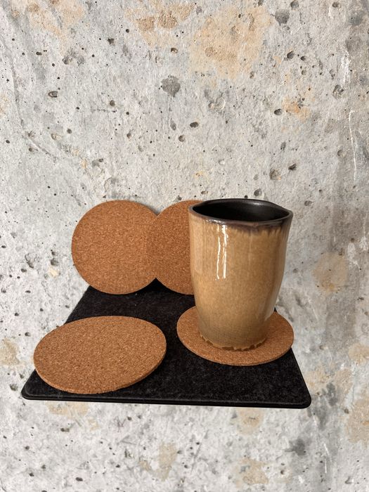 Cztery podkładki pod kubki lub szklanki